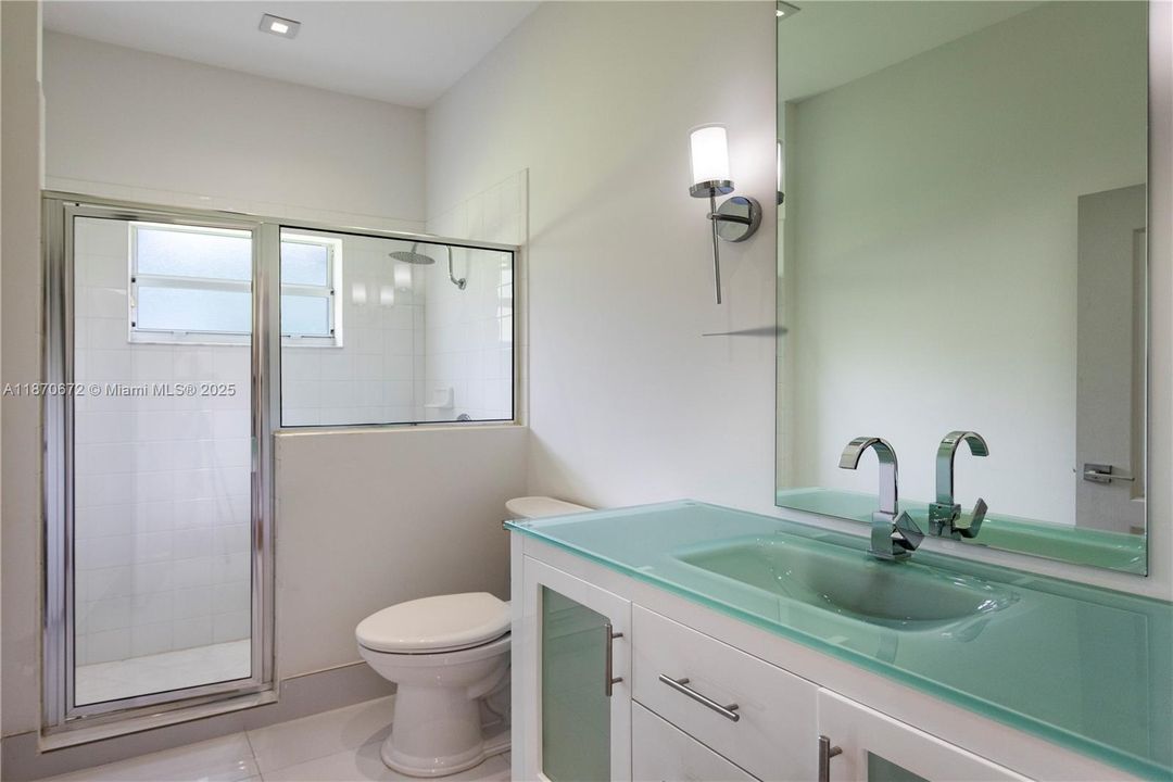 合同活跃: $6,800 (4 贝兹, 3 浴室, 2401 平方英尺)