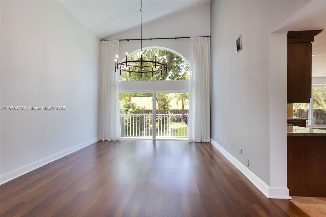 合同活跃: $6,800 (4 贝兹, 3 浴室, 2401 平方英尺)