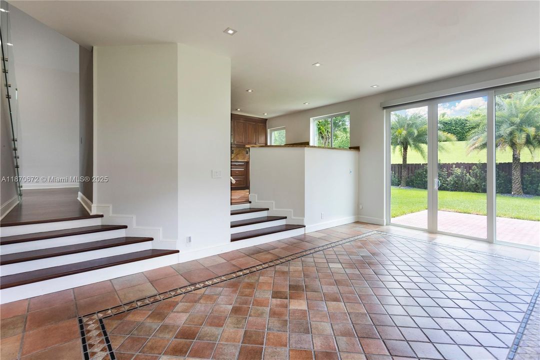 合同活跃: $6,800 (4 贝兹, 3 浴室, 2401 平方英尺)