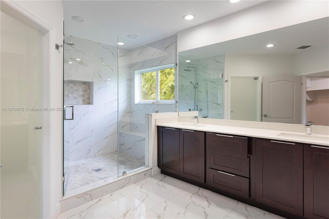 合同活跃: $6,800 (4 贝兹, 3 浴室, 2401 平方英尺)