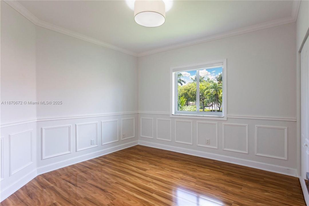 合同活跃: $6,800 (4 贝兹, 3 浴室, 2401 平方英尺)