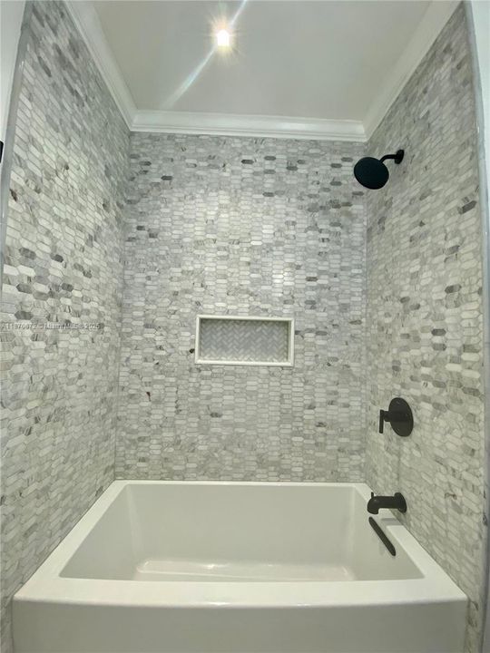 合同活跃: $6,800 (4 贝兹, 3 浴室, 2401 平方英尺)