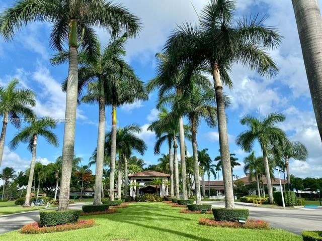 合同活跃: $6,800 (4 贝兹, 3 浴室, 2401 平方英尺)