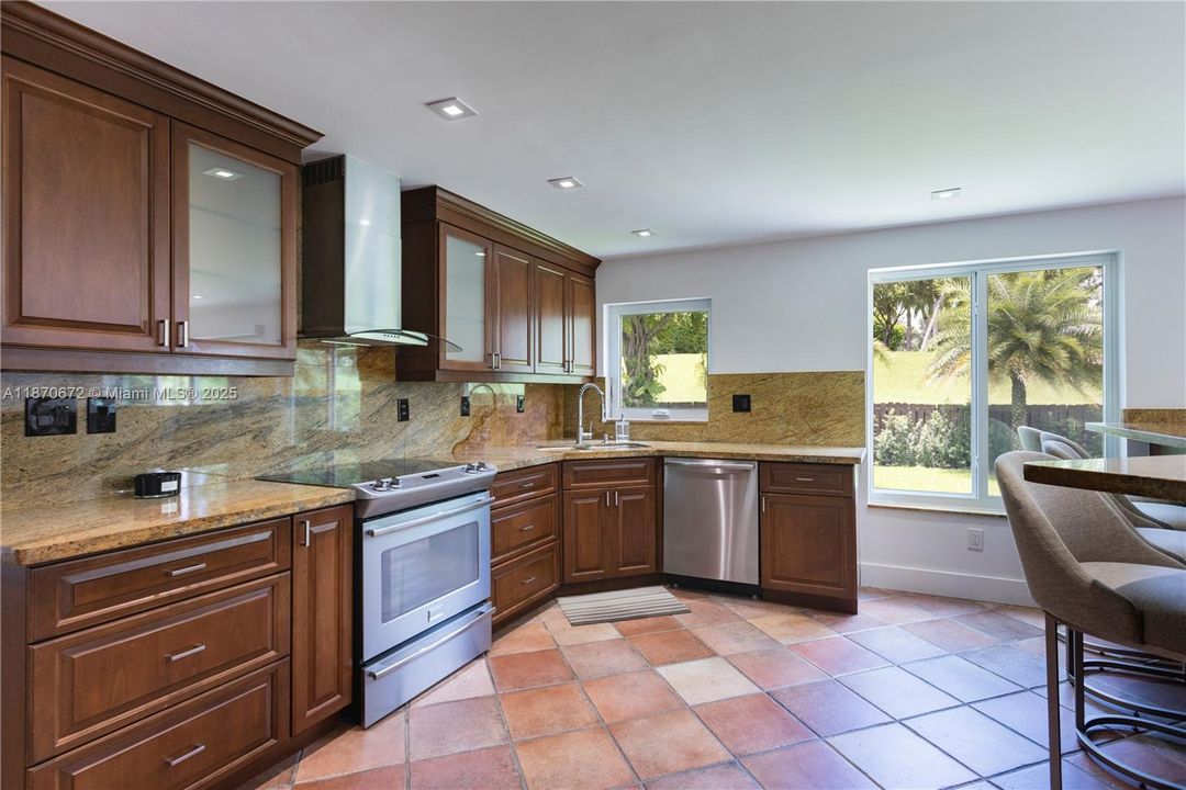 合同活跃: $6,800 (4 贝兹, 3 浴室, 2401 平方英尺)