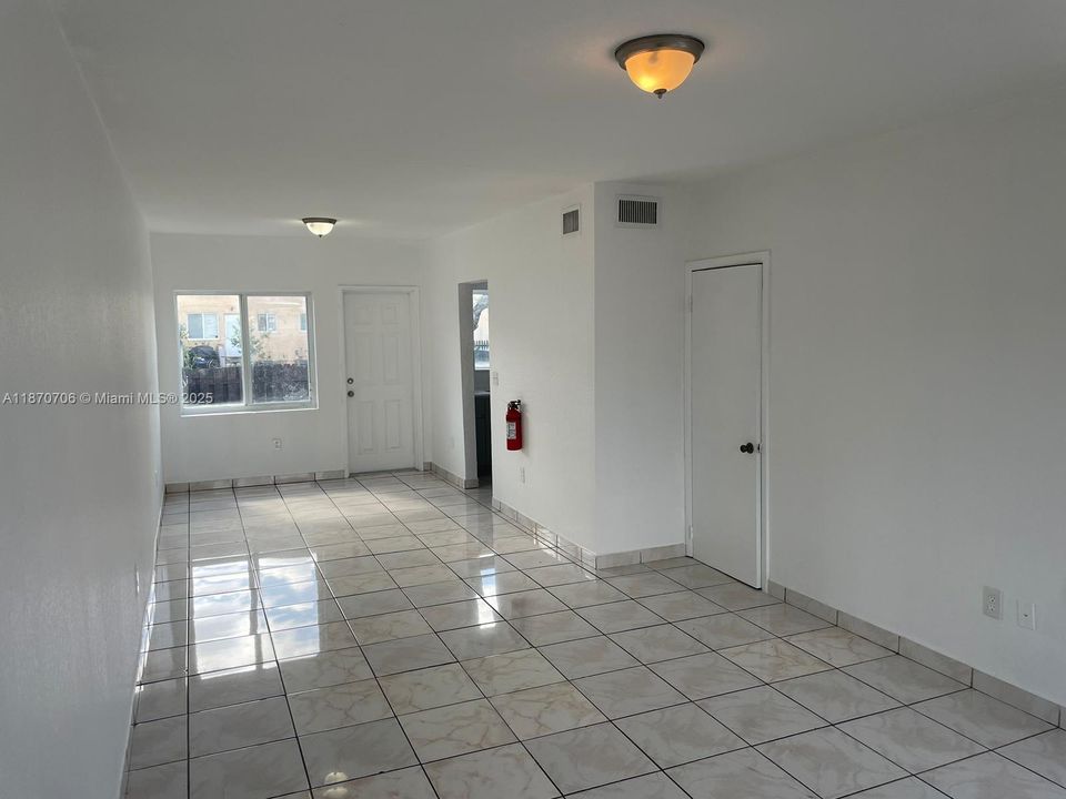 Под контрактом: $250,000 (4 спален, 3 ванн, 1660 Квадратных фут)