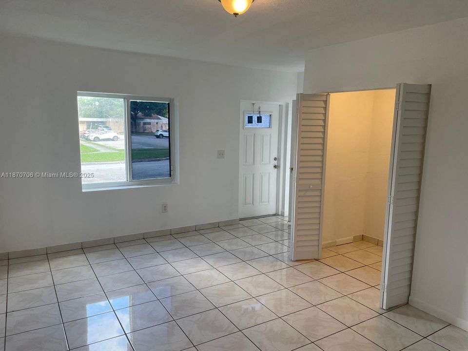 Под контрактом: $250,000 (4 спален, 3 ванн, 1660 Квадратных фут)