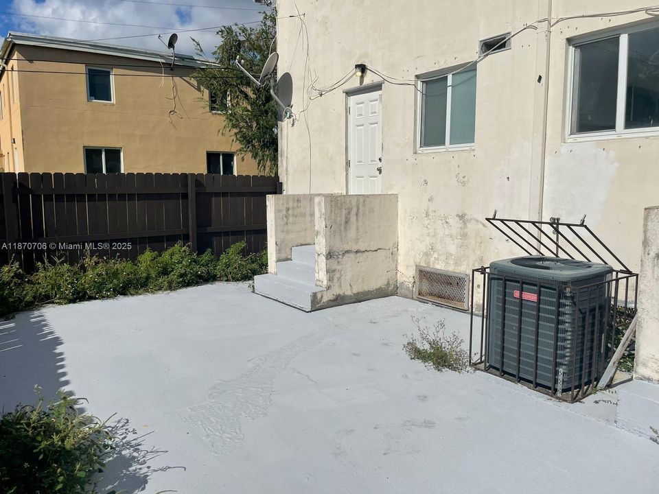 Под контрактом: $250,000 (4 спален, 3 ванн, 1660 Квадратных фут)