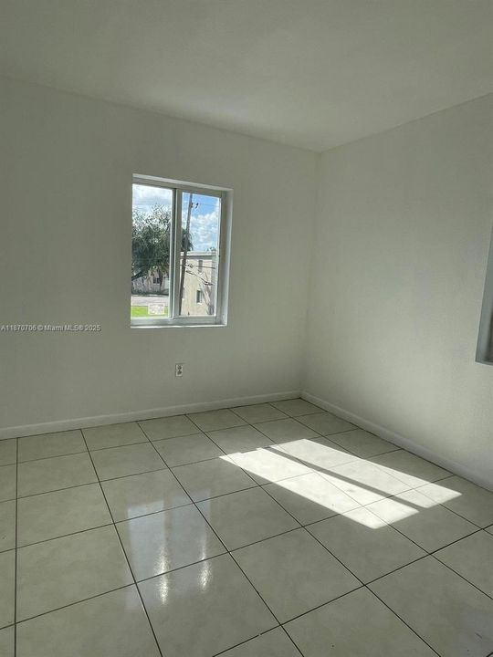 Под контрактом: $250,000 (4 спален, 3 ванн, 1660 Квадратных фут)