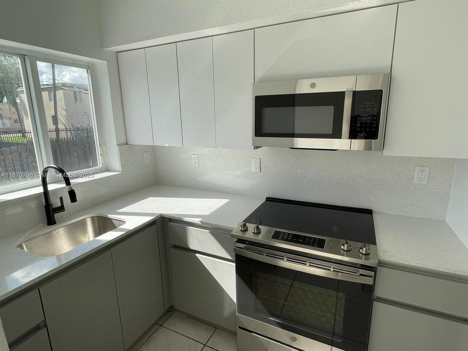 Под контрактом: $250,000 (4 спален, 3 ванн, 1660 Квадратных фут)