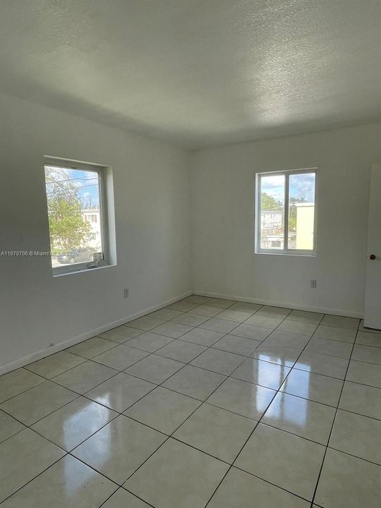 Под контрактом: $250,000 (4 спален, 3 ванн, 1660 Квадратных фут)