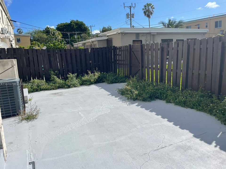 Под контрактом: $250,000 (4 спален, 3 ванн, 1660 Квадратных фут)