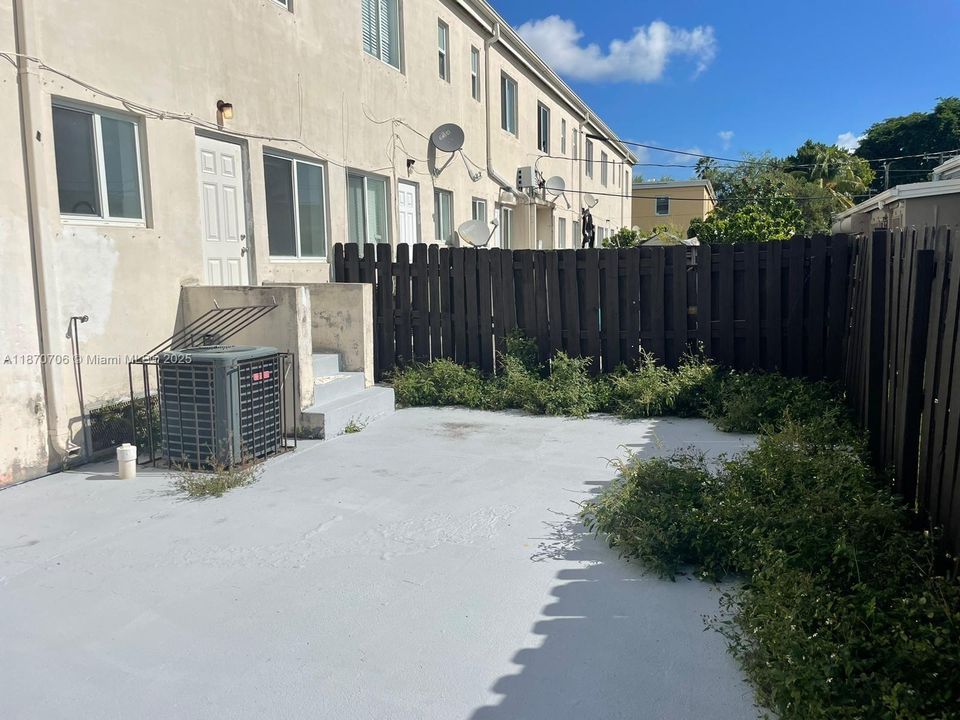 Под контрактом: $250,000 (4 спален, 3 ванн, 1660 Квадратных фут)