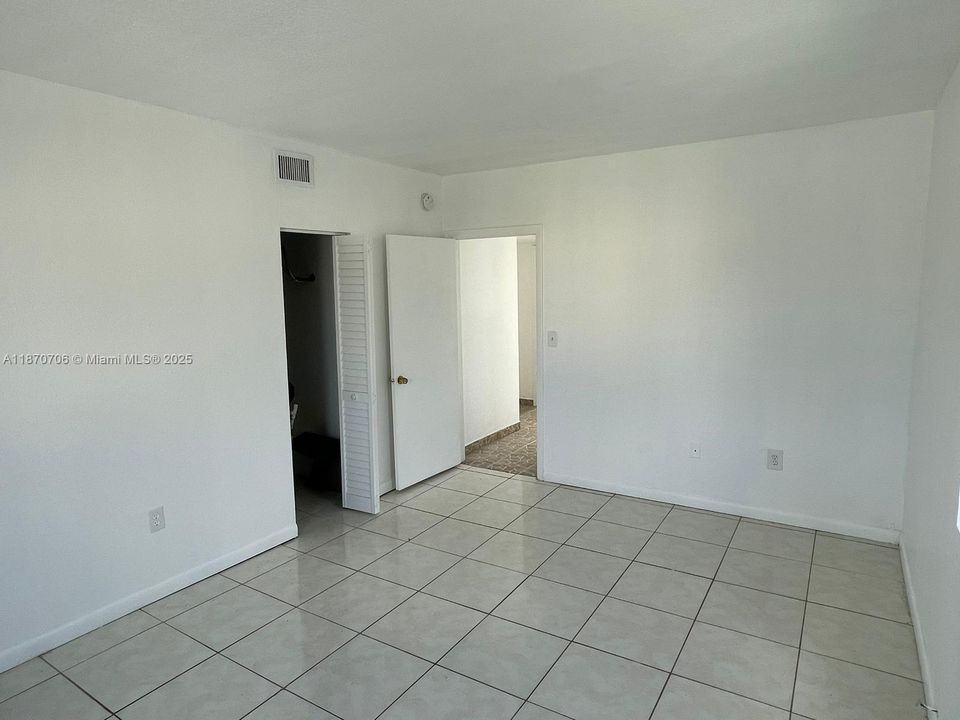 Под контрактом: $250,000 (4 спален, 3 ванн, 1660 Квадратных фут)