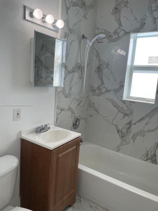 Под контрактом: $250,000 (4 спален, 3 ванн, 1660 Квадратных фут)