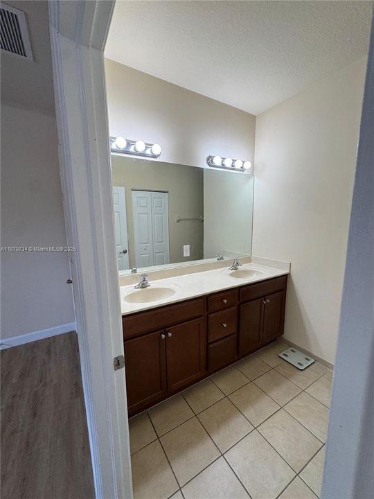 Под контрактом: $3,000 (3 спален, 2 ванн, 0 Квадратных фут)