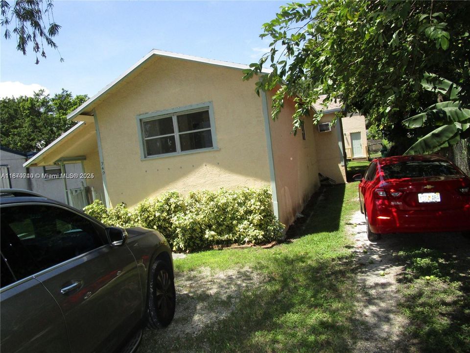 For Rent: $1,300 (3 beds, 1 baths, 2242 Square Feet)