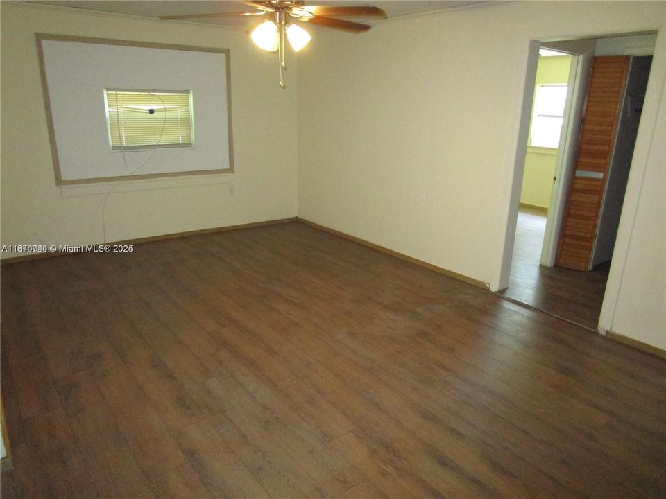 For Rent: $1,300 (3 beds, 1 baths, 2242 Square Feet)