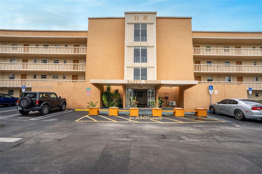 Active With Contract: $265,000 (2 beds, 2 baths, 1170 Square Feet)