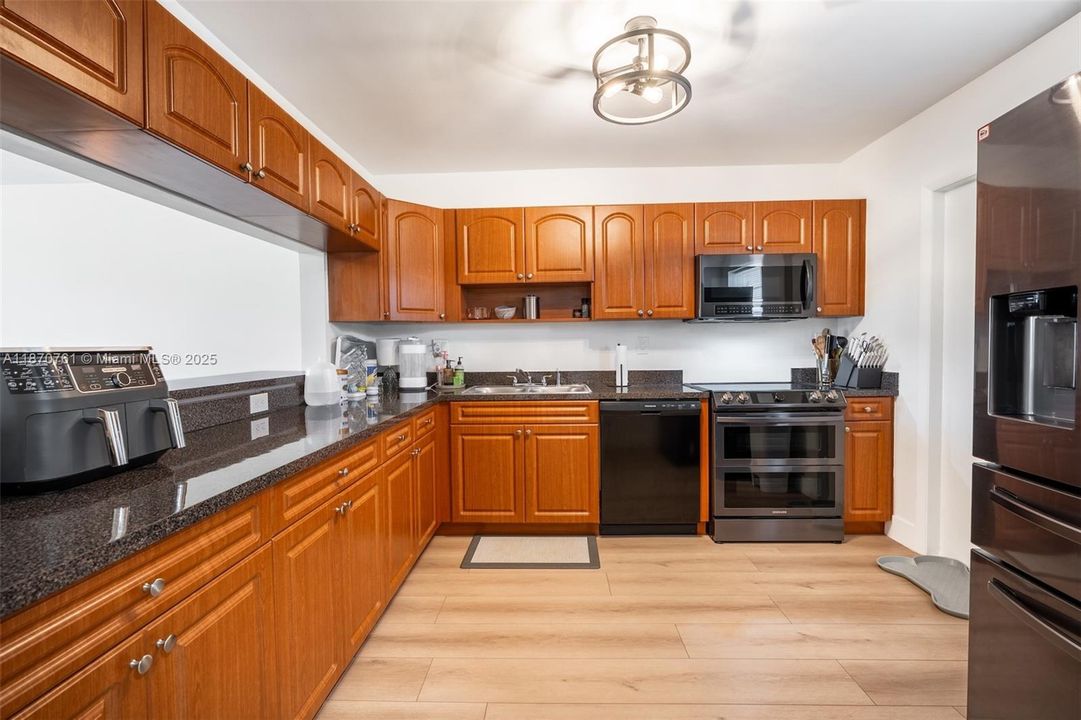 Active With Contract: $265,000 (2 beds, 2 baths, 1170 Square Feet)