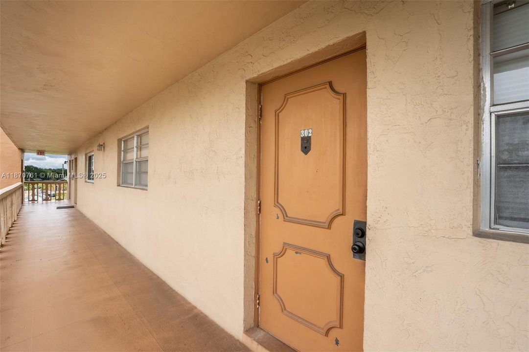 Active With Contract: $265,000 (2 beds, 2 baths, 1170 Square Feet)