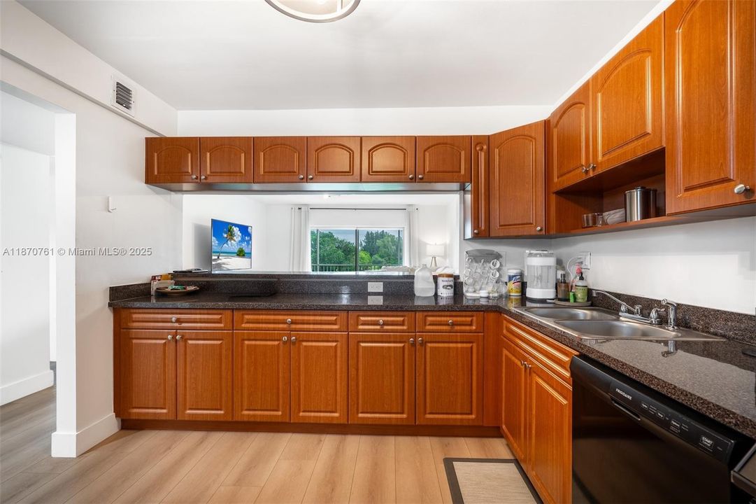 Active With Contract: $265,000 (2 beds, 2 baths, 1170 Square Feet)