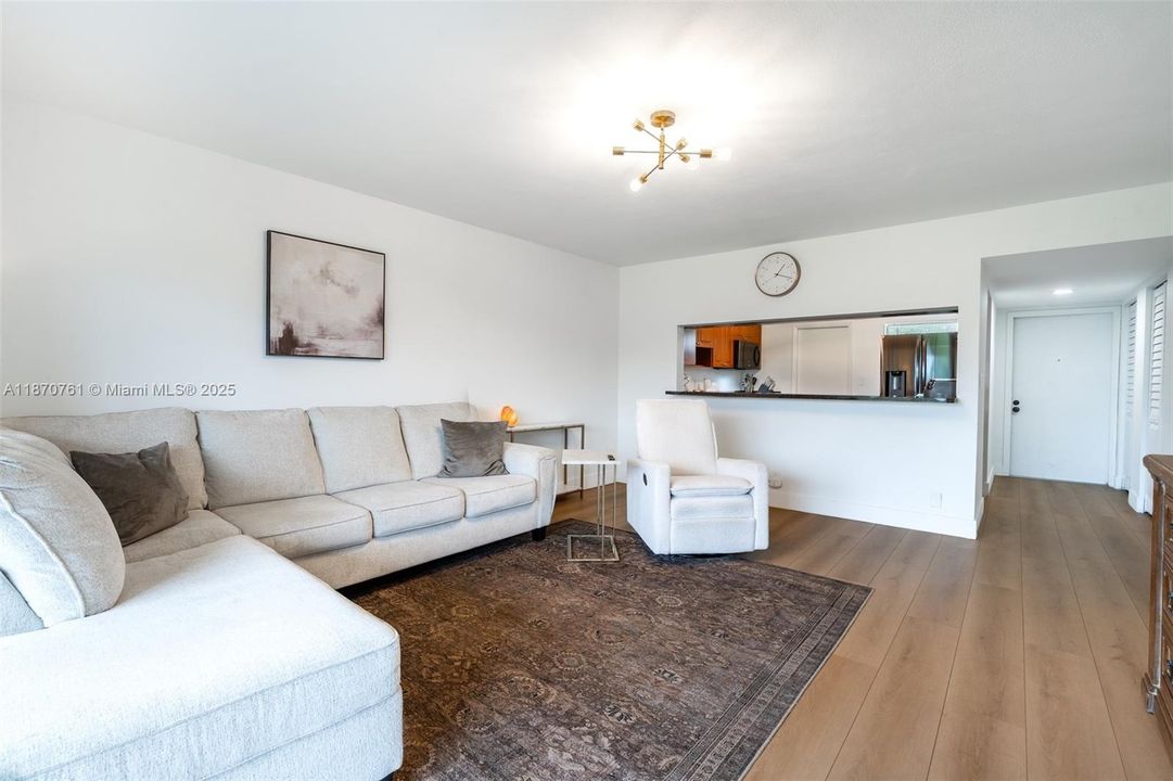 Active With Contract: $265,000 (2 beds, 2 baths, 1170 Square Feet)