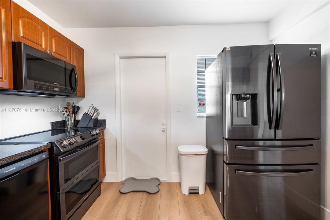 Active With Contract: $265,000 (2 beds, 2 baths, 1170 Square Feet)