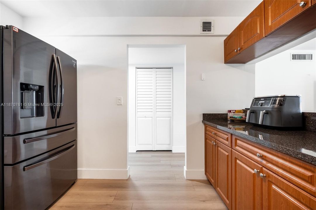 Active With Contract: $265,000 (2 beds, 2 baths, 1170 Square Feet)