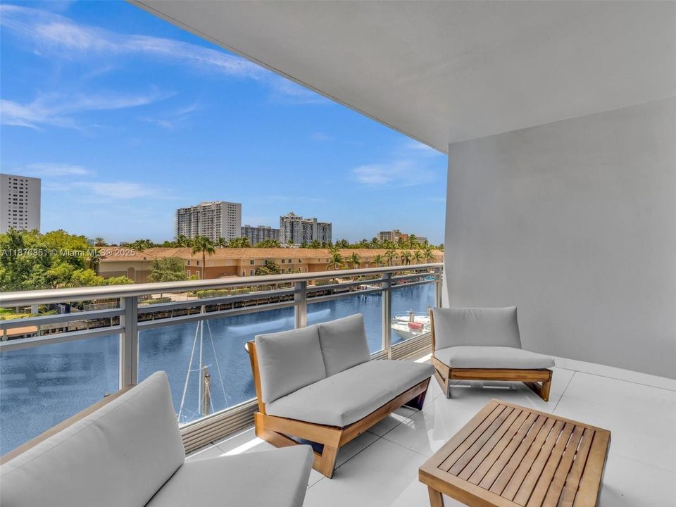 For Sale: $799,000 (2 beds, 3 baths, 1552 Square Feet)