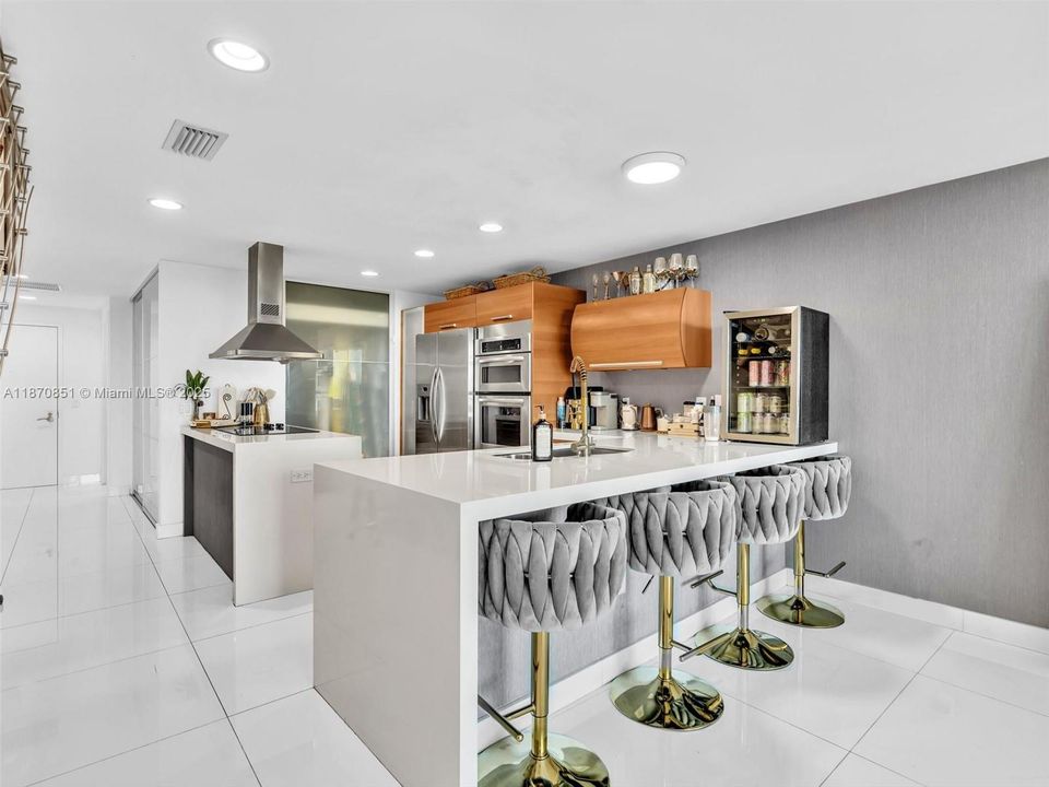 For Sale: $799,000 (2 beds, 3 baths, 1552 Square Feet)