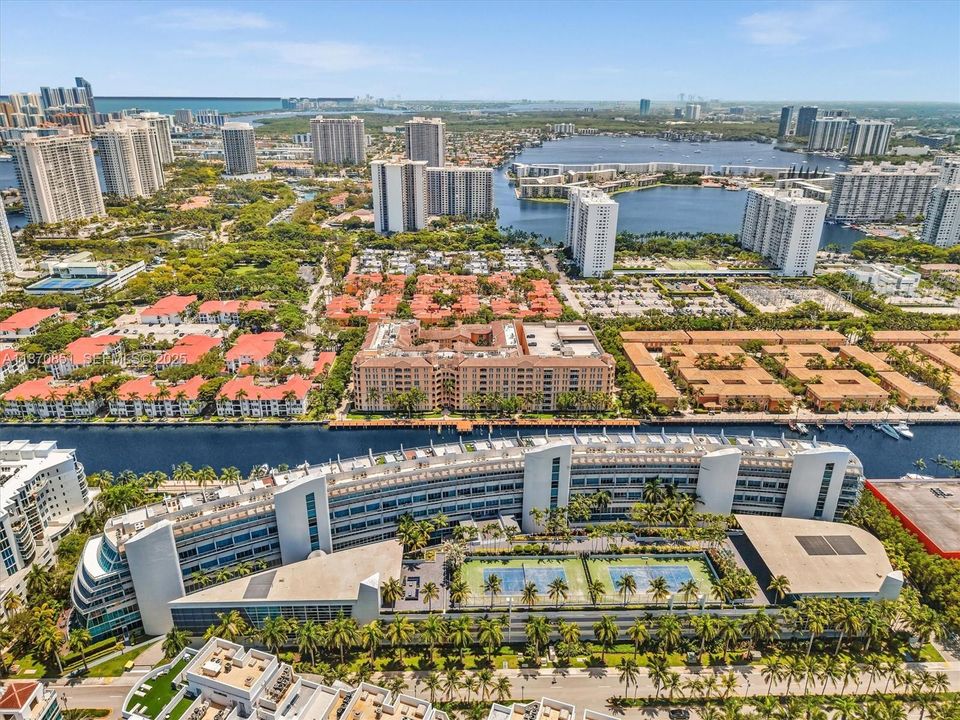 For Sale: $799,000 (2 beds, 3 baths, 1552 Square Feet)