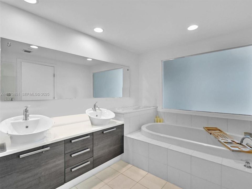 For Sale: $799,000 (2 beds, 3 baths, 1552 Square Feet)