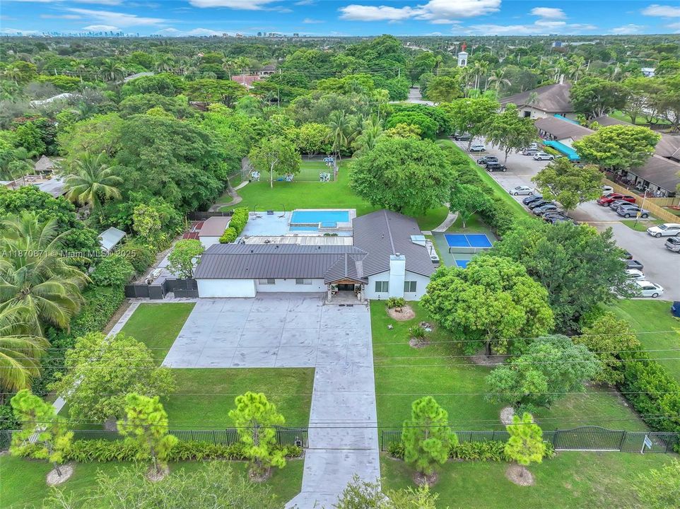 For Sale: $2,500,000 (5 beds, 5 baths, 2745 Square Feet)