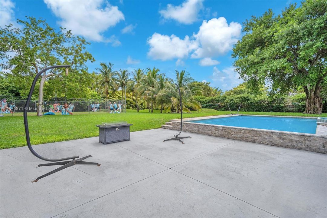 For Sale: $2,500,000 (5 beds, 5 baths, 2745 Square Feet)