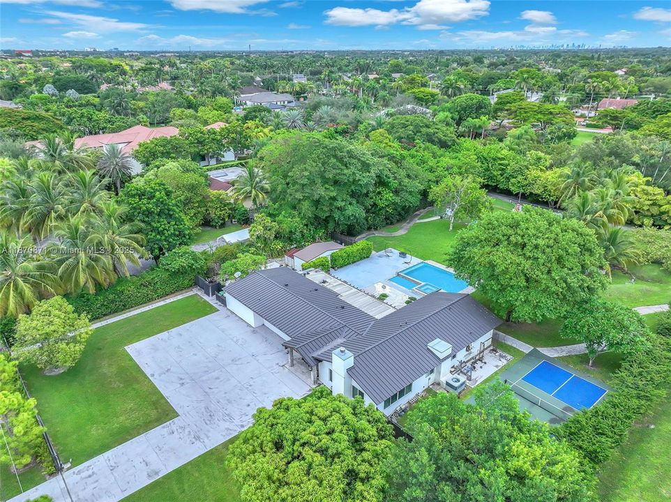 For Sale: $2,500,000 (5 beds, 5 baths, 2745 Square Feet)