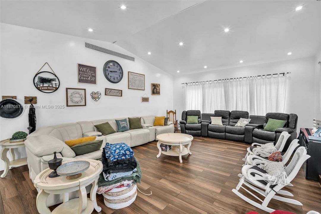 For Sale: $2,500,000 (5 beds, 5 baths, 2745 Square Feet)