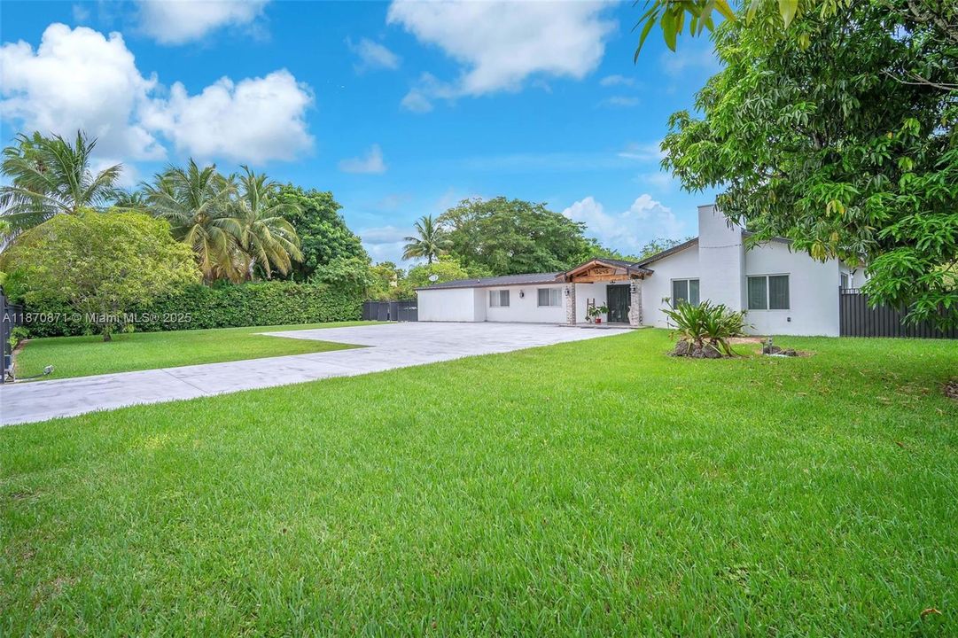 For Sale: $2,500,000 (5 beds, 5 baths, 2745 Square Feet)