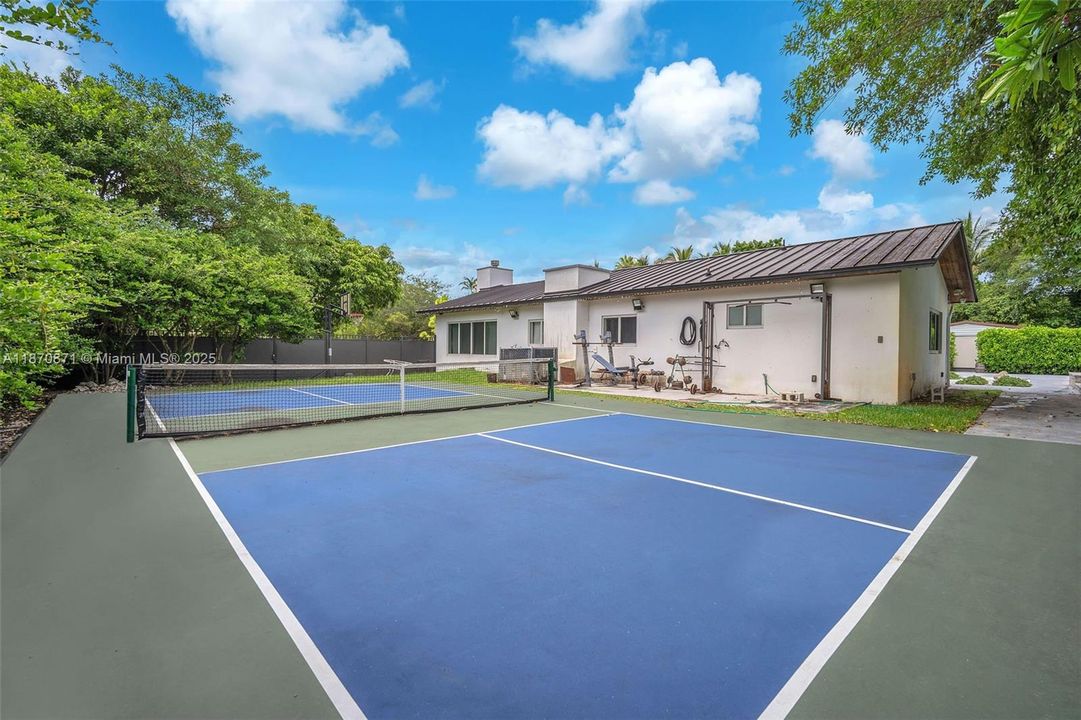 For Sale: $2,500,000 (5 beds, 5 baths, 2745 Square Feet)