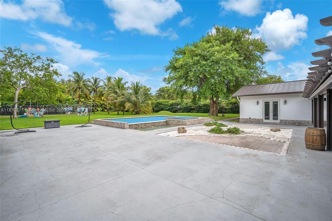 For Sale: $2,500,000 (5 beds, 5 baths, 2745 Square Feet)