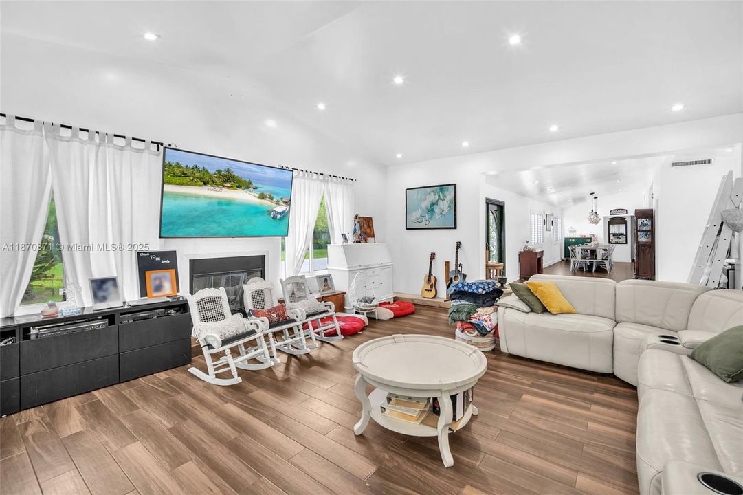 For Sale: $2,500,000 (5 beds, 5 baths, 2745 Square Feet)