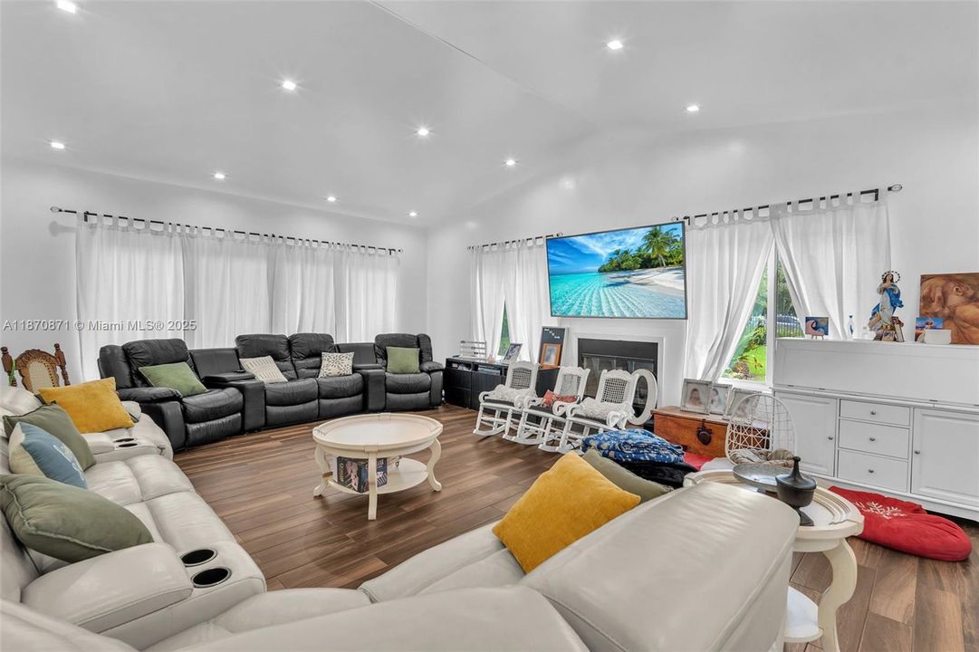 For Sale: $2,500,000 (5 beds, 5 baths, 2745 Square Feet)