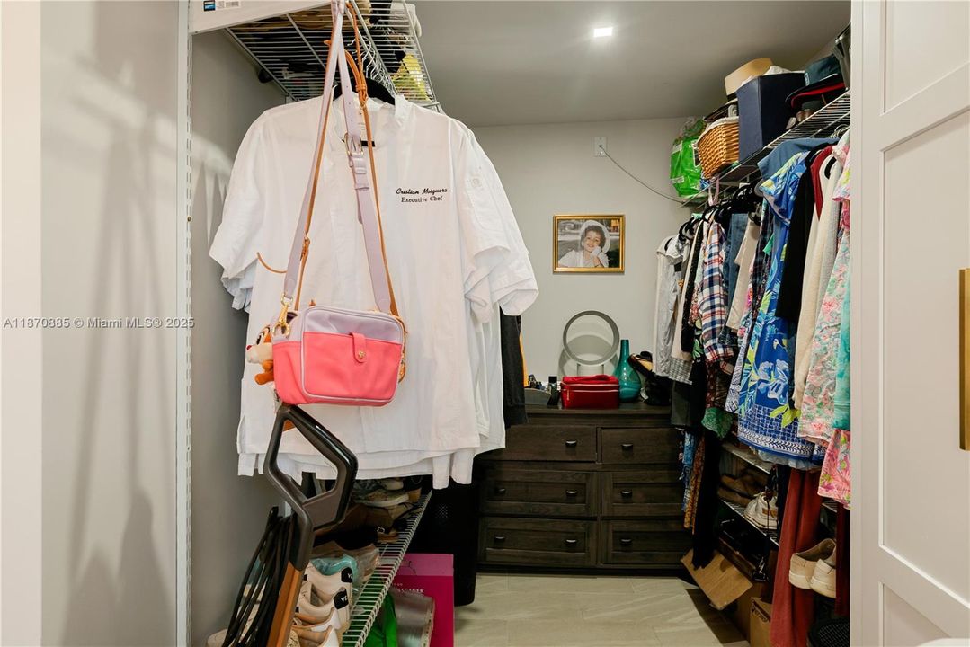 En Venta: $639,000 (3 camas, 2 baños, 1295 Pies cuadrados)