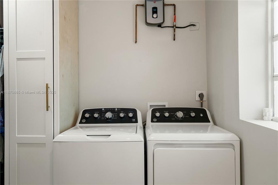 En Venta: $639,000 (3 camas, 2 baños, 1295 Pies cuadrados)