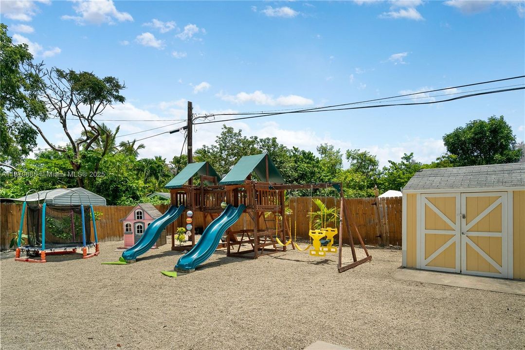 En Venta: $639,000 (3 camas, 2 baños, 1295 Pies cuadrados)