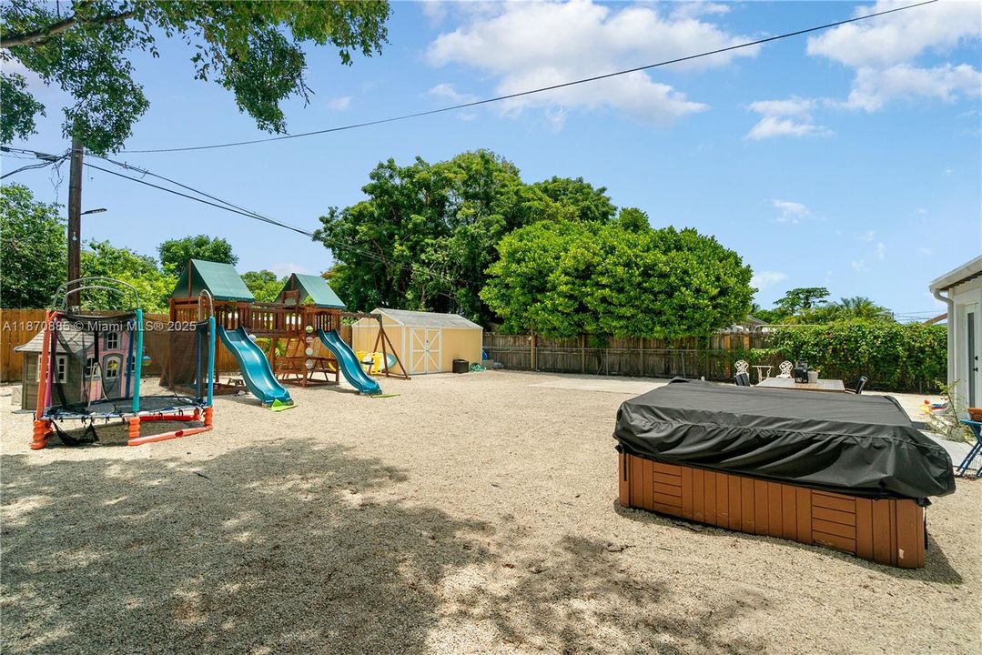 En Venta: $639,000 (3 camas, 2 baños, 1295 Pies cuadrados)