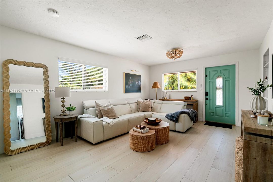 En Venta: $639,000 (3 camas, 2 baños, 1295 Pies cuadrados)