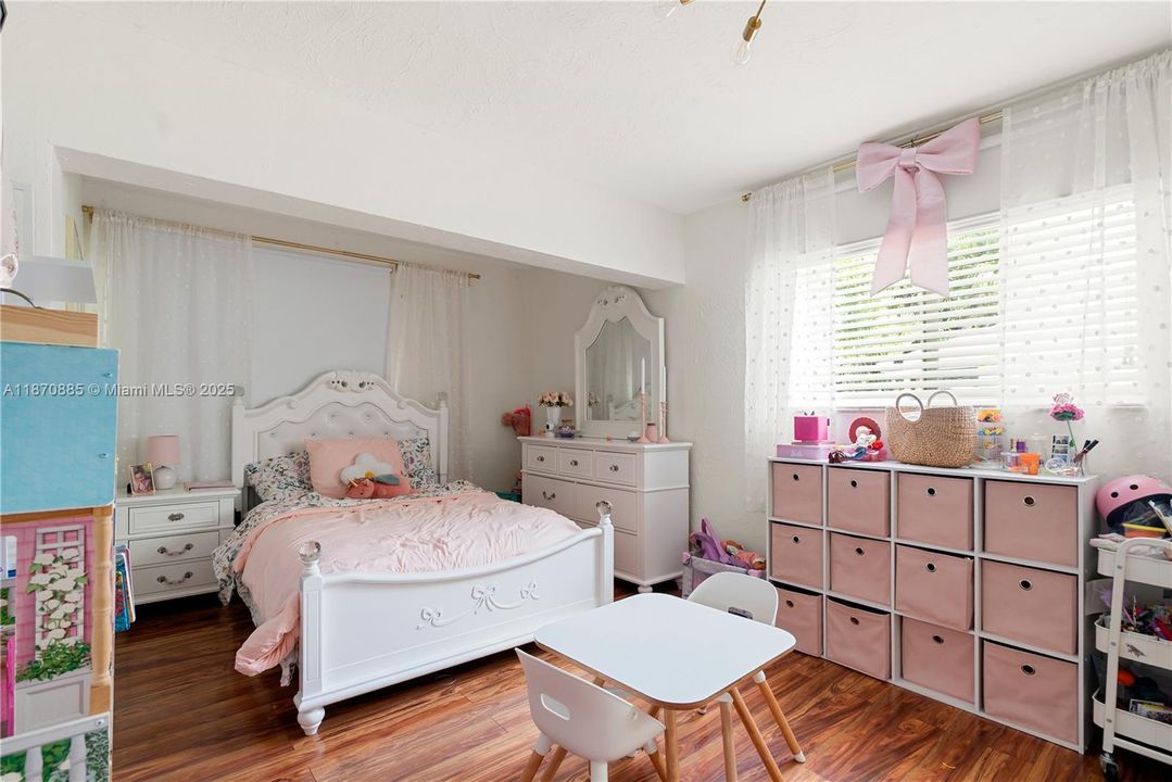 En Venta: $639,000 (3 camas, 2 baños, 1295 Pies cuadrados)