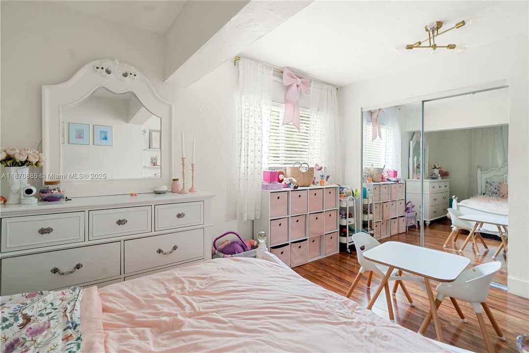 En Venta: $639,000 (3 camas, 2 baños, 1295 Pies cuadrados)