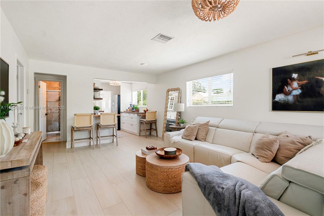 En Venta: $639,000 (3 camas, 2 baños, 1295 Pies cuadrados)