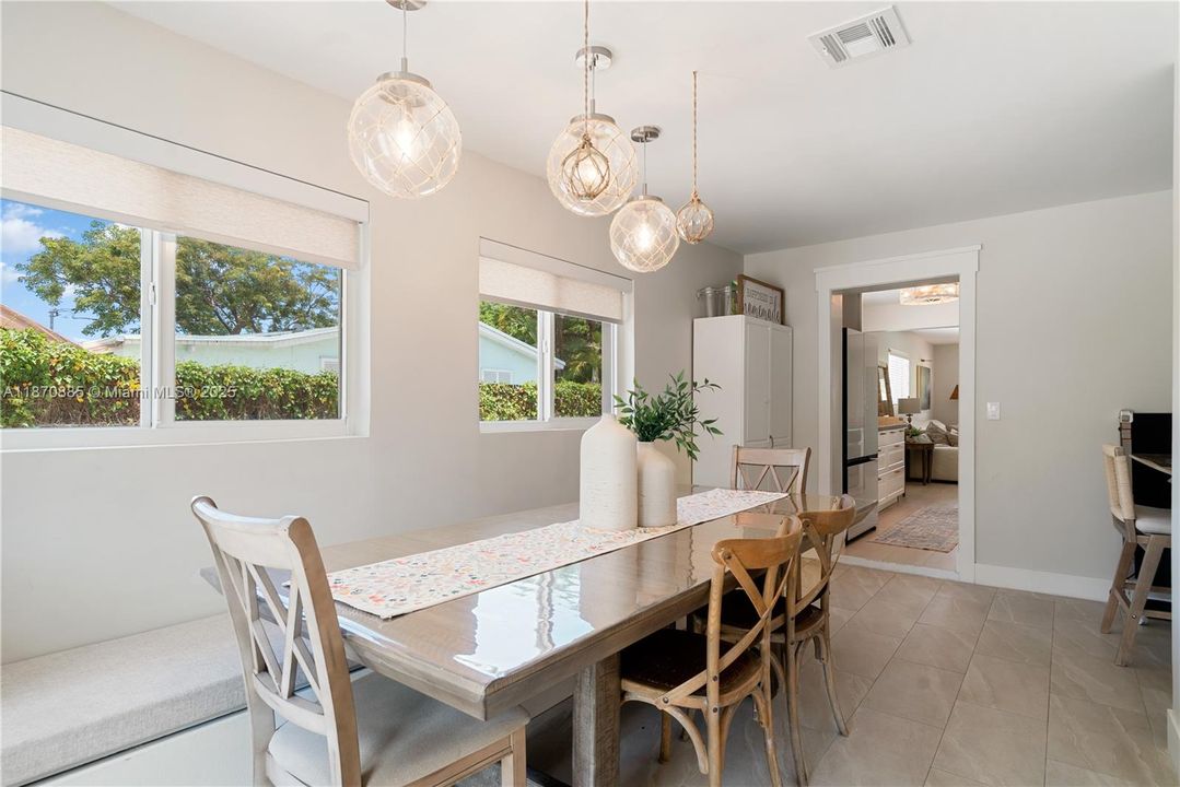 En Venta: $639,000 (3 camas, 2 baños, 1295 Pies cuadrados)